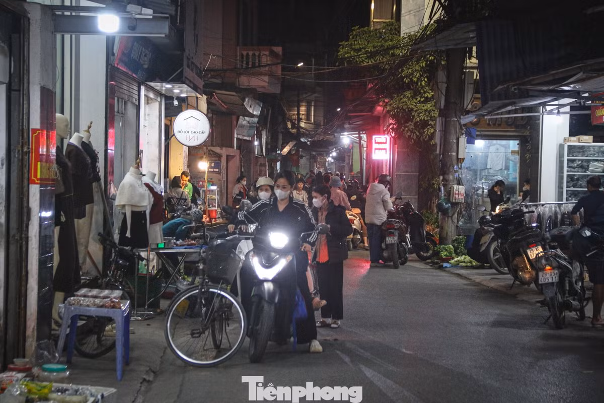 Người bán - kẻ mua ngang nhiên đỗ xe để giao dịch ngay tại khu vực lòng đường, vỉa hè gây mất an toàn giao thông.