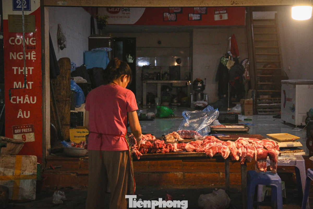 Dài chưa đầy 1km, đường Phú Vinh (xã An Khánh) đang bị 'bức tử' khi quá nửa lòng đường biến thành chợ cóc. Tình trạng này càng trở nên nghiêm trọng khi lưu lượng xe tăng đột biến do phân luồng thi công Vành đai 3.5, biến nơi đây thành 'nút cổ chai' ùn tắc mỗi giờ cao điểm sáng - chiều.