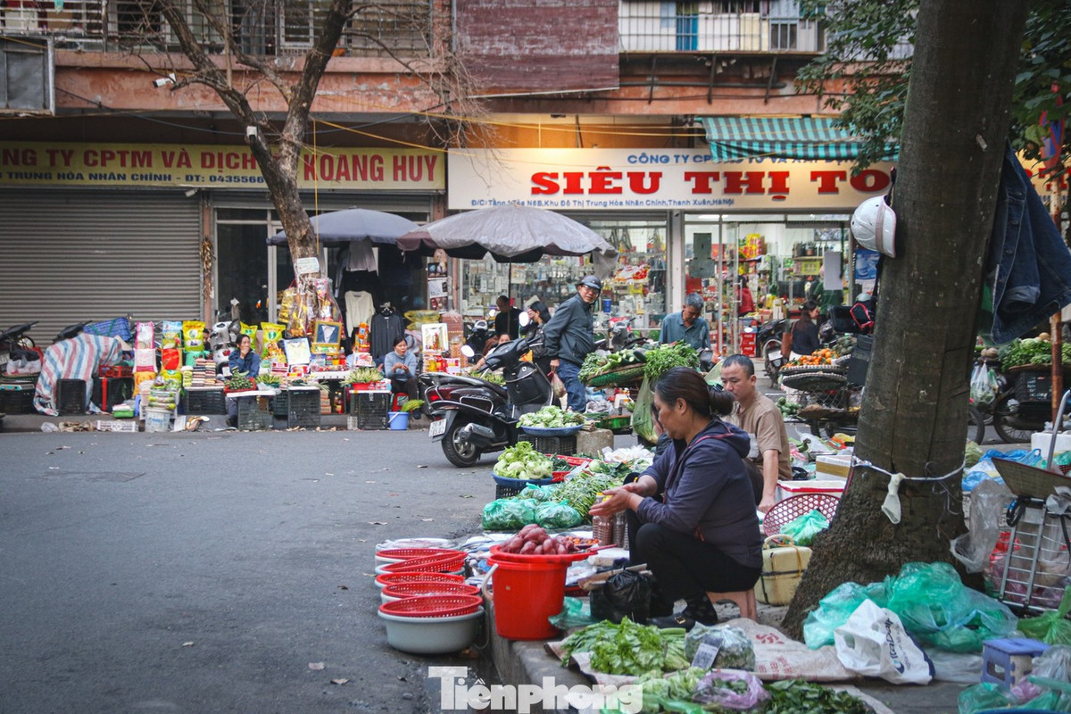 Tại phố Nguyễn Thị Thập (phường Yên Hòa), vỉa hè và lòng đường đang bị lấn chiếm bởi một khu chợ cóc tự phát. Hàng chục sạp rau củ, thịt cá ngang nhiên bày bán la liệt, biến không gian giao thông thành nơi kinh doanh tấp nập từ sáng tới tối.