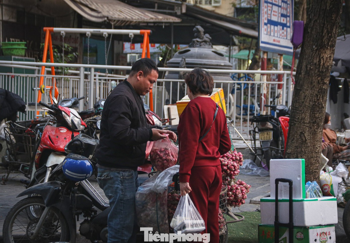 Một tiểu thương bán rau củ cho biết đã ngồi ở đây hơn chục năm. "Không thấy khu vực này trong danh sách chợ giải tỏa nhưng tôi vẫn luôn trong cảnh nơm nớp. Khổ nỗi, vào chợ thì gánh nặng chi phí mặt bằng quá lớn, buôn bán nhỏ lẻ như tôi không theo được. Ở đây kiếm được đồng nào hay đồng ấy, chỉ mong đủ bát cơm cho gia đình" ông cho biết.