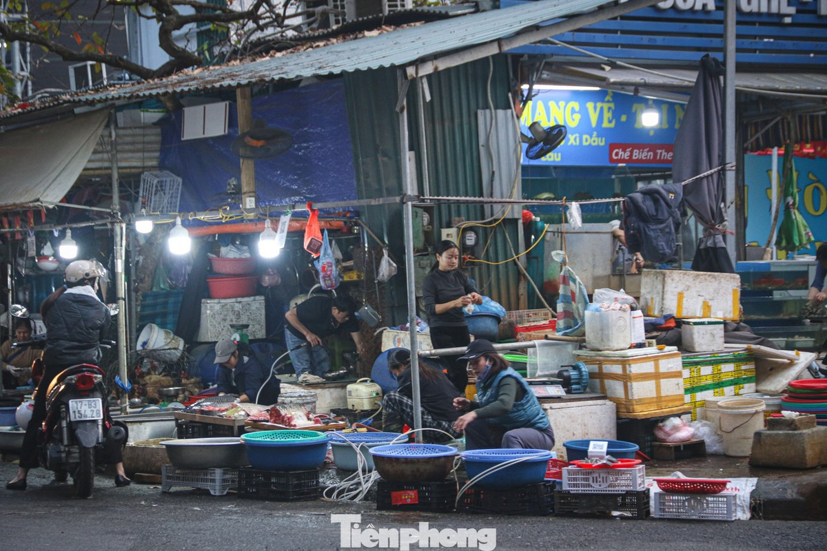 Trong danh sách 231 điểm bị xóa sổ, nhiều khu vực có mật độ kinh doanh vỉa hè dày đặc như Văn Miếu - Quốc Tử Giám, Yên Hòa,... lại nằm ngoài diện giải tỏa.