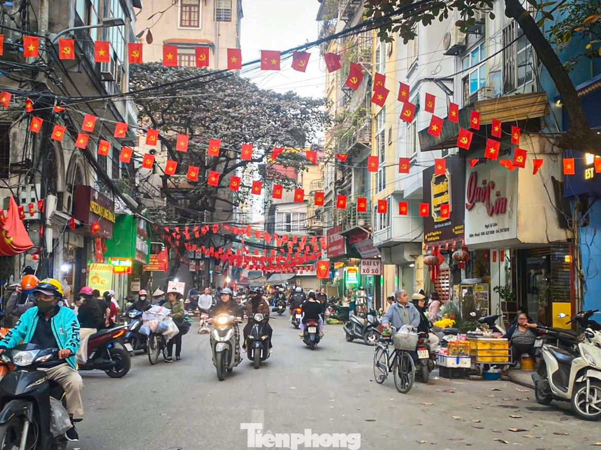 Nhiều năm qua, hoạt động buôn bán tại ngõ Ngô Sỹ Liên (phường Văn Miếu - Quốc Tử Giám) diễn ra tấp nập, song chợ không nằm trong danh sách 231 điểm chợ cóc, chợ tạm bị xử lý.