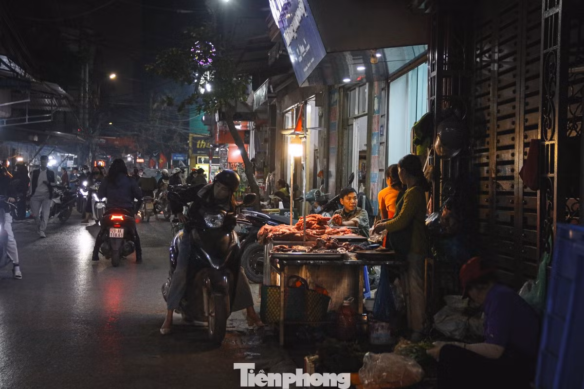 Không chỉ nội thành, nhiều chợ cóc tại các xã ngoại thành có hoạt động tấp nập cũng không có tên trong danh sách giải tỏa.