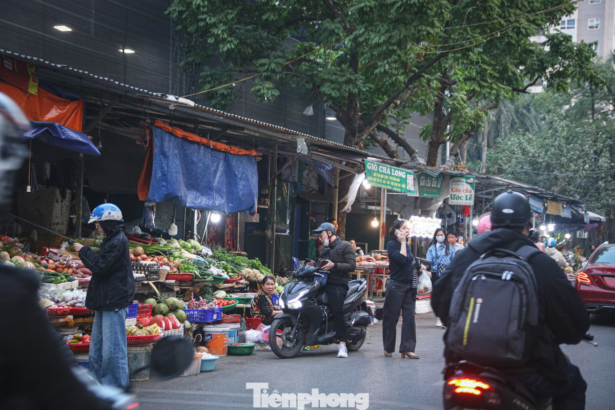 Toàn bộ vỉa hè và một phần lòng đường từ nhiều năm nay biến thành chợ cóc. Chỉ vài tấm bạt trải tạm, vài rổ rau, chậu cá, nhưng người mua không hề thưa thớt. Có người dừng xe vài phút, có người tranh thủ mua nhanh rồi đi làm.