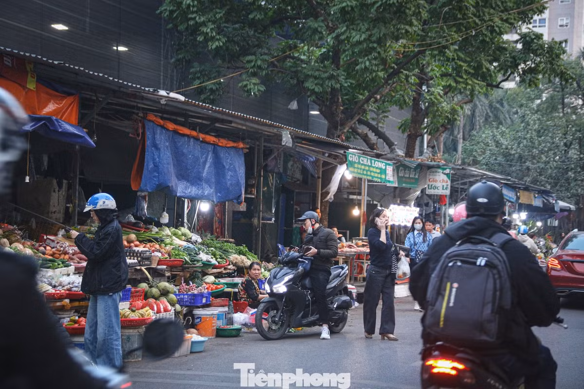 Toàn bộ vỉa hè và một phần lòng đường từ nhiều năm nay biến thành chợ cóc. Chỉ vài tấm bạt trải tạm, vài rổ rau, chậu cá, nhưng người mua không hề thưa thớt. Có người dừng xe vài phút, có người tranh thủ mua nhanh rồi đi làm.