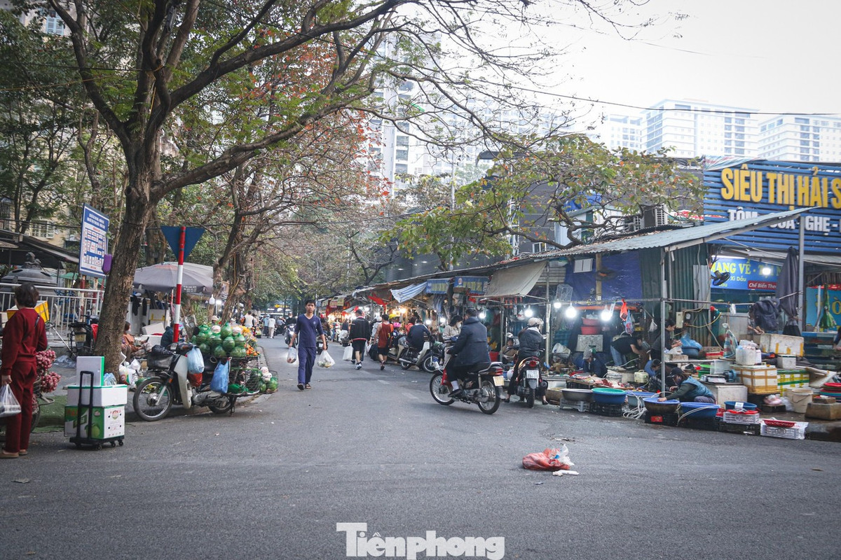 UBND TP Hà Nội vừa ban hành kế hoạch triển khai các giải pháp xử lý chợ cóc, điểm kinh doanh tự phát nhằm thực hiện chỉ đạo của Thành ủy và HĐND thành phố trong việc tháo gỡ các điểm nghẽn về trật tự đô thị. Theo kế hoạch, từ nay đến hết tháng 6/2027, thành phố sẽ hoàn thành giải tỏa 231 chợ cóc, điểm kinh doanh tự phát.