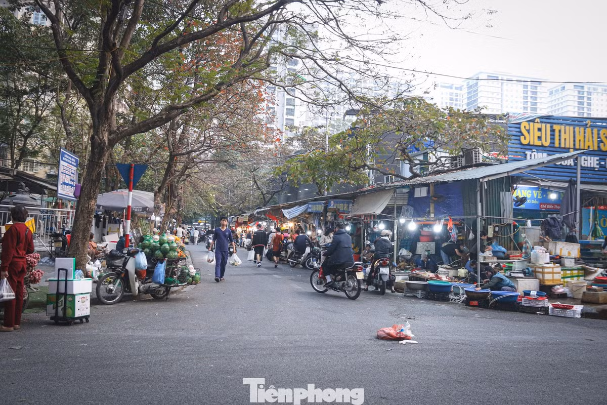 UBND TP Hà Nội vừa ban hành kế hoạch triển khai các giải pháp xử lý chợ cóc, điểm kinh doanh tự phát nhằm thực hiện chỉ đạo của Thành ủy và HĐND thành phố trong việc tháo gỡ các điểm nghẽn về trật tự đô thị. Theo kế hoạch, từ nay đến hết tháng 6/2027, thành phố sẽ hoàn thành giải tỏa 231 chợ cóc, điểm kinh doanh tự phát.