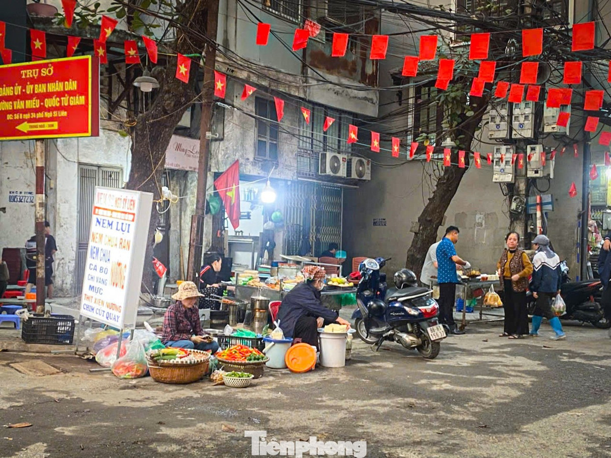 Vào một số thời điểm trong ngày, nhiều sạp còn mở rộng phạm vi buôn bán, lấn sâu xuống lòng đường, làm thu hẹp mặt đường gây ùn tắc.