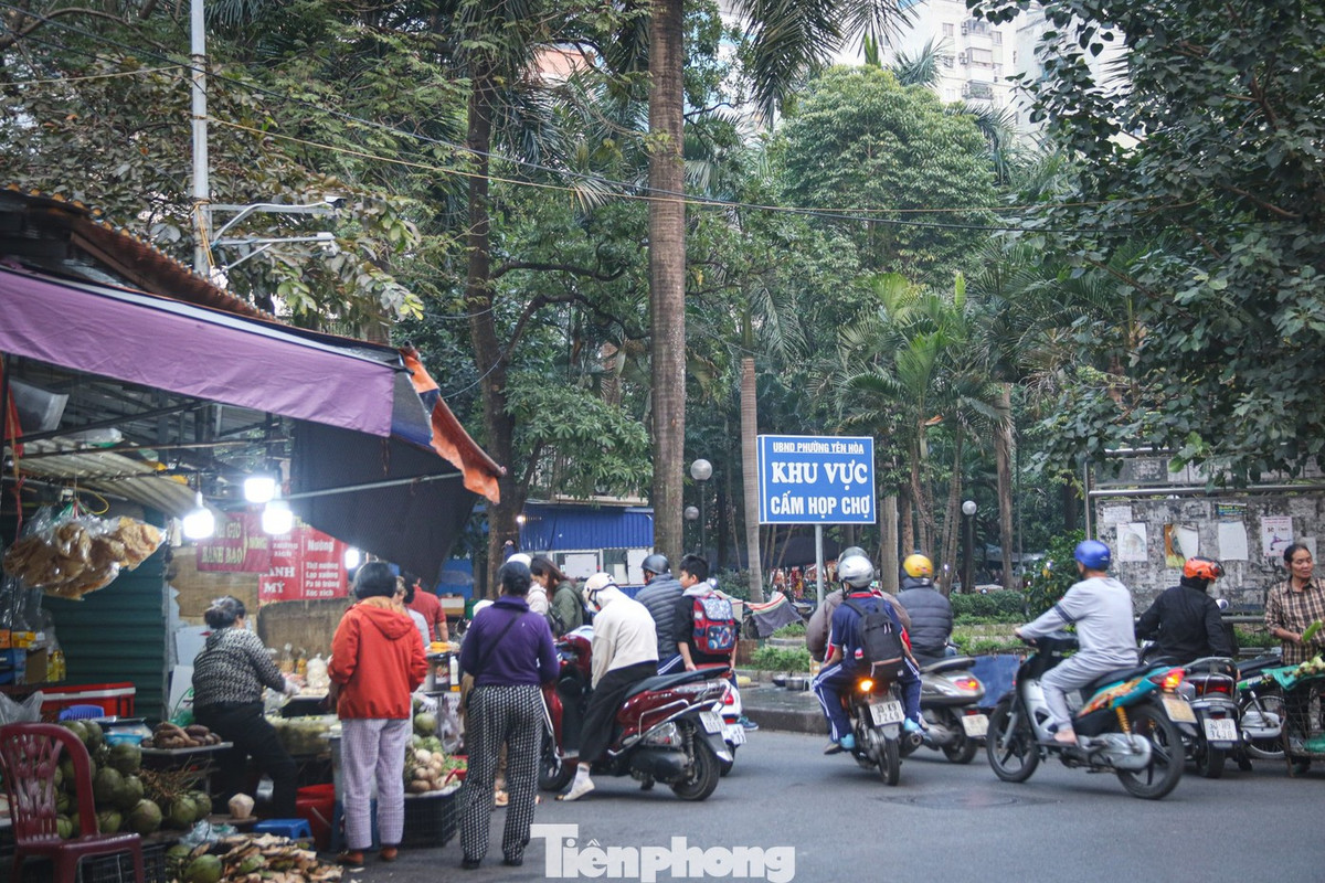 Hoạt động buôn bán vẫn diễn ra thường xuyên, ngay cạnh biển cấm họp chợ.