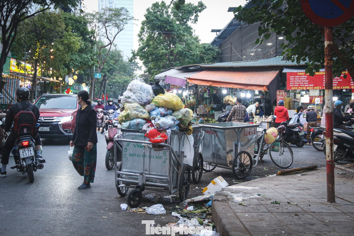 Rác thải phát sinh từ chợ cóc ngổn ngang giữa ngã tư, gây ô nhiễm môi trường và mất mỹ quan đô thị.