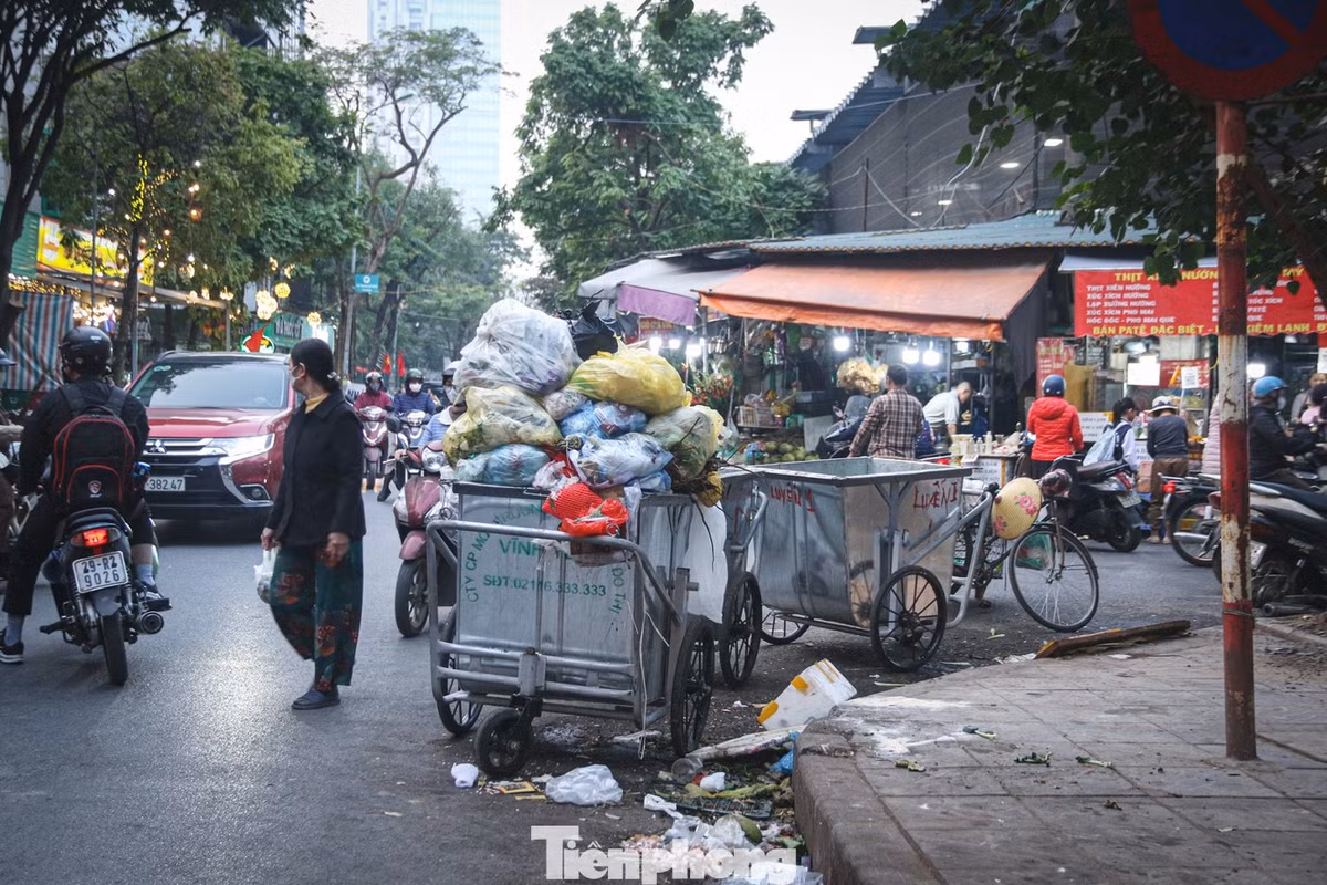Rác thải phát sinh từ chợ cóc ngổn ngang giữa ngã tư, gây ô nhiễm môi trường và mất mỹ quan đô thị.