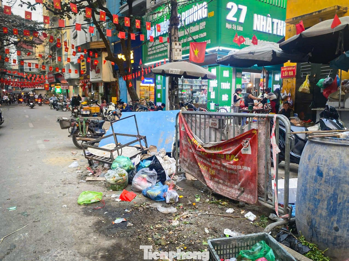 Hàng hóa và rác thải tràn xuống lòng đường, tiềm ẩn nguy cơ mất an toàn giao thông và ảnh hưởng mỹ quan đô thị.