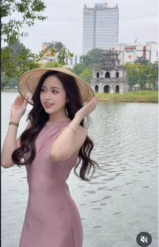 Mùa thu Hà Nội luôn làm lòng người xao xuyến bởi thời tiết dịu dàng, cảnh sắc nên thơ. Nhân một ngày thu nhẹ nhàng, hot girl Hà thành Lê Phương Anh đã có buổi dạo phố, check-in cùng những địa điểm quen thuộc của Hà Nội như hồ Gươm. (Ảnh: IGNV)