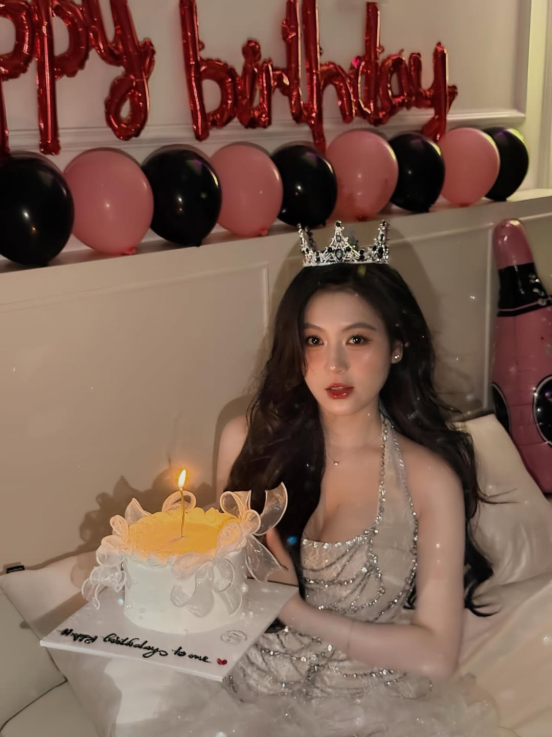 Dưới bài đăng, rất nhiều người hâm mộ đã để lại lời chúc mừng sinh nhật cũng như những lời khen có cánh cho vóc dáng "đồng hồ cát" của cô nàng. (Ảnh: IGNV)