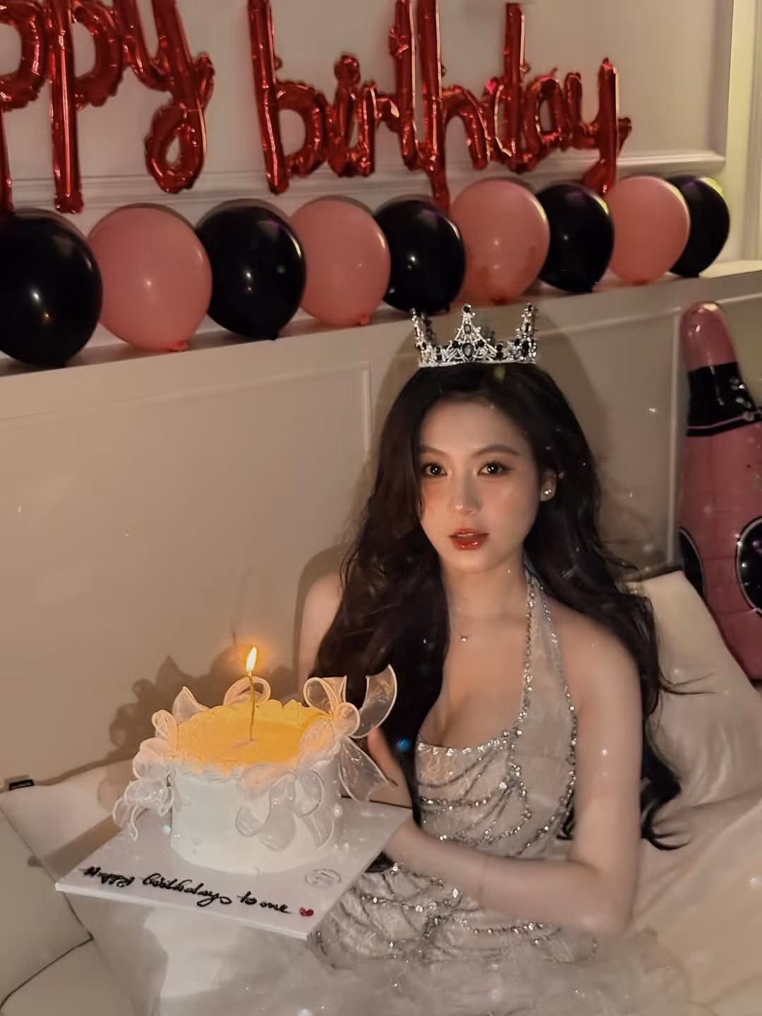 Dưới bài đăng, rất nhiều người hâm mộ đã để lại lời chúc mừng sinh nhật cũng như những lời khen có cánh cho vóc dáng "đồng hồ cát" của cô nàng. (Ảnh: IGNV)