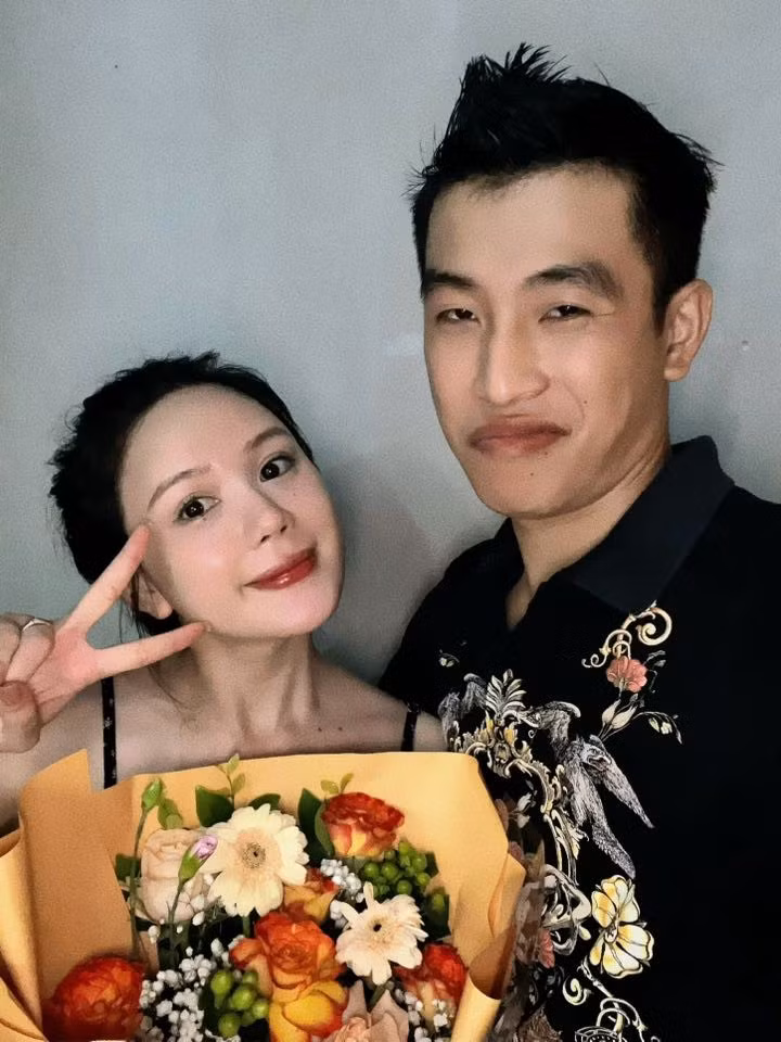 Hot girl Ỉn Cheng và diễn viên Tuấn Mõ đã tổ chức lễ ăn hỏi vào cuối tháng 9 năm ngoái. Cặp đôi chị em hơn kém nhau 2 tuổi này từng gây xôn xao mạng xã hội với những khoảnh khắc hạnh phúc và câu chuyện tình yêu đầy lãng mạn. (Ảnh: FBNV)