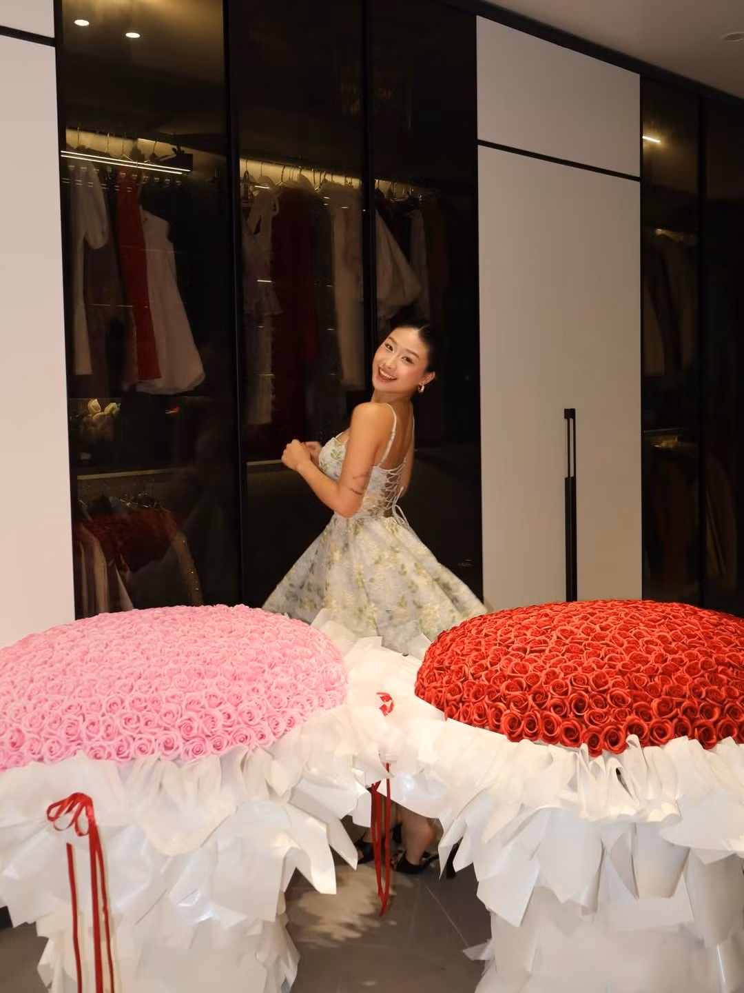 Về lời giải thích tại sao đặt hoa ra địa chỉ ở Hà Nội, trong khi Louis Phạm ở Sài Gòn, nhiều người vẫn chưa bị thuyết phục. Họ cho rằng đây chỉ là chiêu trò tạo content câu view, gây chú ý trên mạng xã hội.