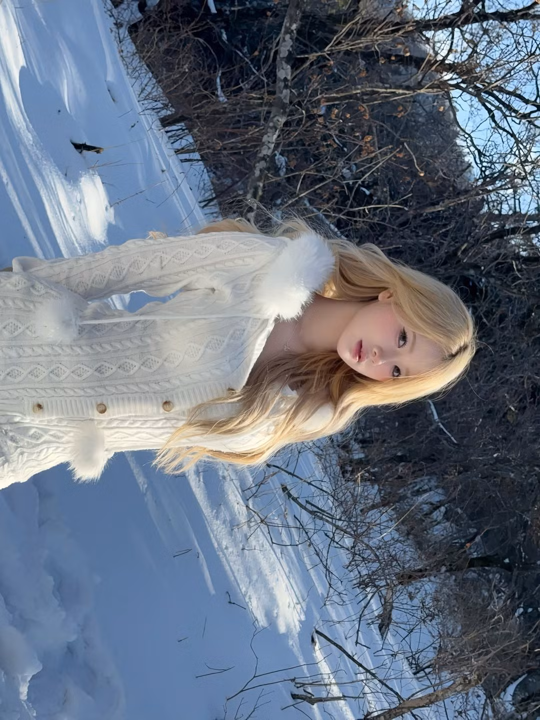 Dưới cái nắng hanh vàng của mùa đông và nền tuyết trắng tinh, làn da trắng hồng cùng mái tóc vàng rực rỡ của người đẹp 1,6 triệu fan càng thêm nổi bật. Việc kết hợp áo phao dáng ngắn bên ngoài giúp cô nàng vừa giữ ấm tốt, vừa không làm mất đi vẻ thanh thoát của bộ trang phục len bên trong. (Ảnh: IGNV)