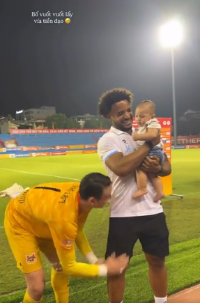 Đây không phải lần đầu tiên gia đình Văn Lâm và Xuân Son có màn tương tác thân thiết. Tháng 9 năm ngoái, sau một trận so tài giữa CLB Ninh Bình và Thép Xanh Nam Định tại V-League 2025/26, Văn Lâm đã có động tác "xin vía" đá bóng giỏi khi vuốt chân Xuân Son rồi quay lên chạm vào chân con trai nhỏ.