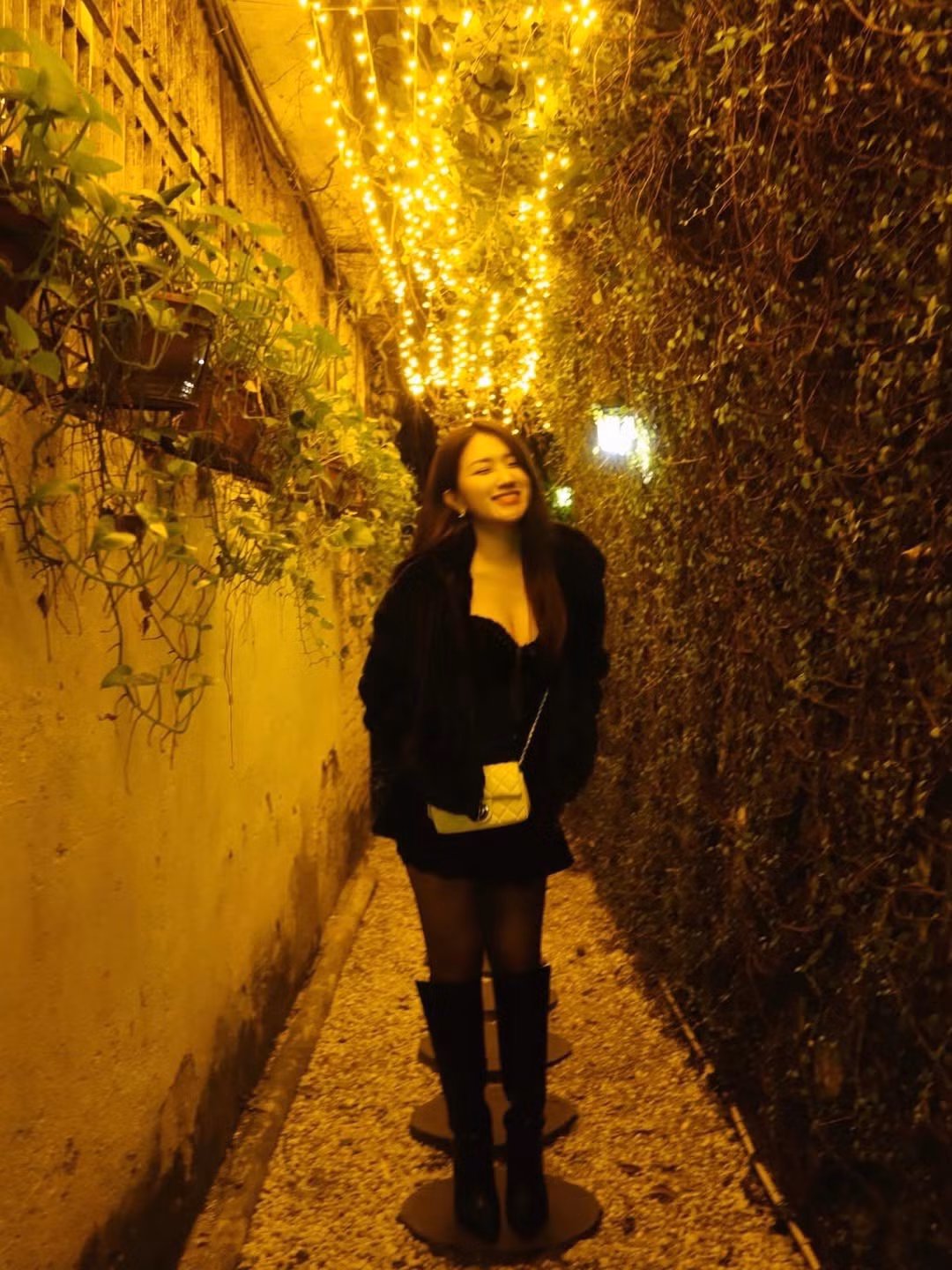 Khoảnh khắc chụp toàn thân giúp cô nàng khoe vóc dáng mảnh mai và đôi chân dài miên man.