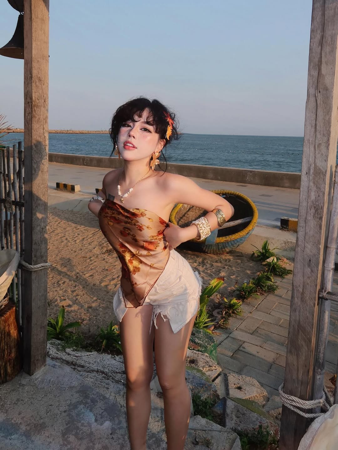 Chào đón năm mới với tinh thần rạng rỡ, cô nàng Bảo Khuyên Susan vừa trình làng bộ ảnh "khai xuân" đầy cuốn hút tại vùng biển xanh nắng vàng. Trong những khung hình đầu năm, Bảo Khuyên mang đến một làn gió mới mẻ, phóng khoáng và tràn đầy sức sống của tuổi trẻ. (Ảnh: IGNV)