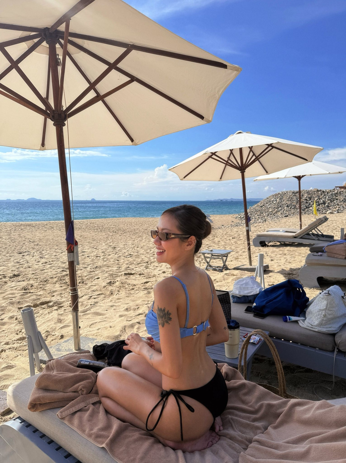 Cô nàng thoải mái tạo dáng trên bãi biển, từ nằm phơi nắng cho đến dạo bộ giữa hàng cây xanh mát. (Ảnh: FBNV)