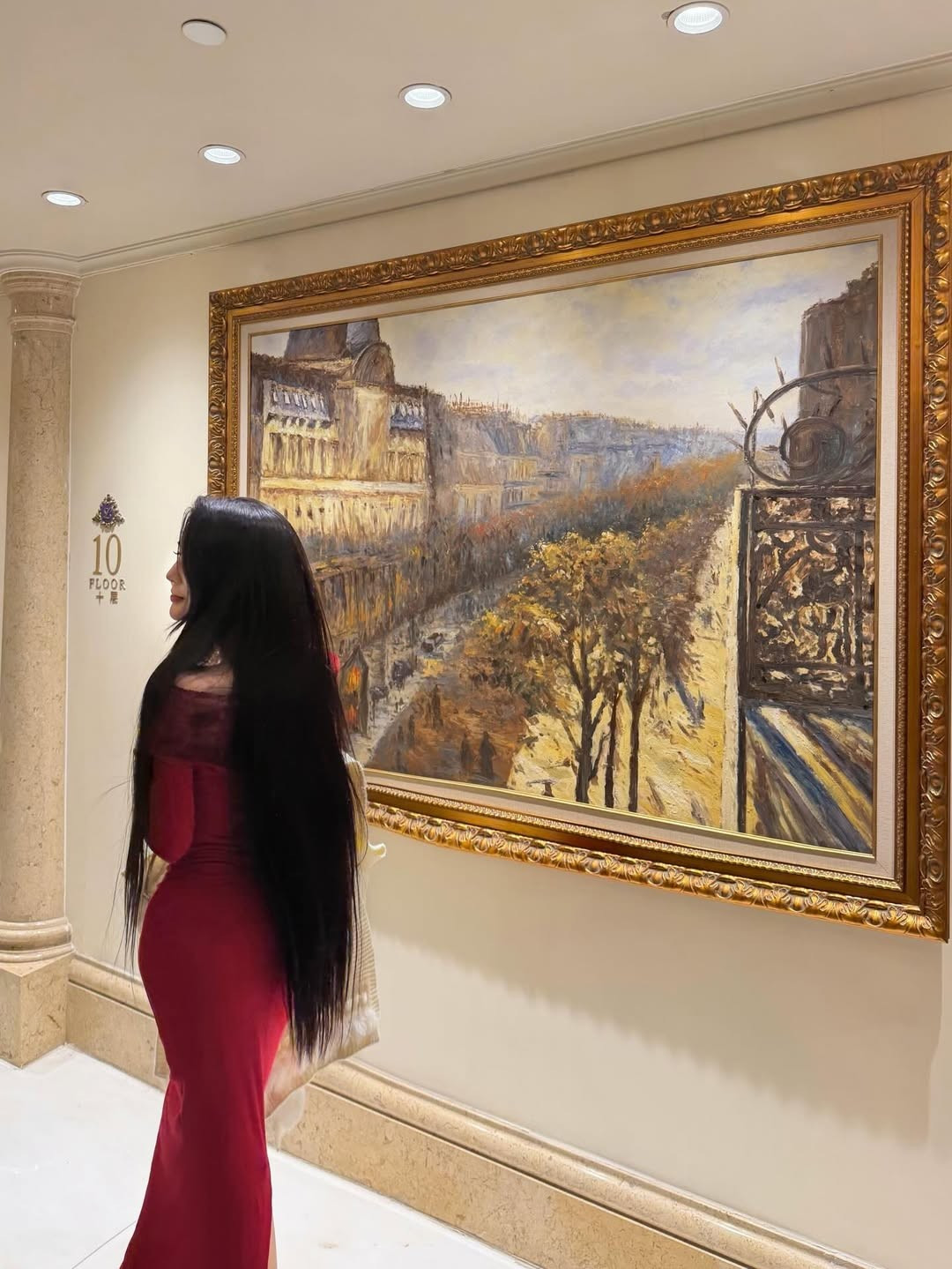 Không gian trong những bức ảnh của Võ Ngọc Trân cũng khiến netizen không khỏi trầm trồ. Dựa trên kiến trúc mái vòm đồ sộ cùng những dãy ban công dát vàng lộng lẫy, nhiều người nhận ra đây là không gian trong một khách sạn xa hoa bậcnhất thế giới. (Ảnh: IGNV)