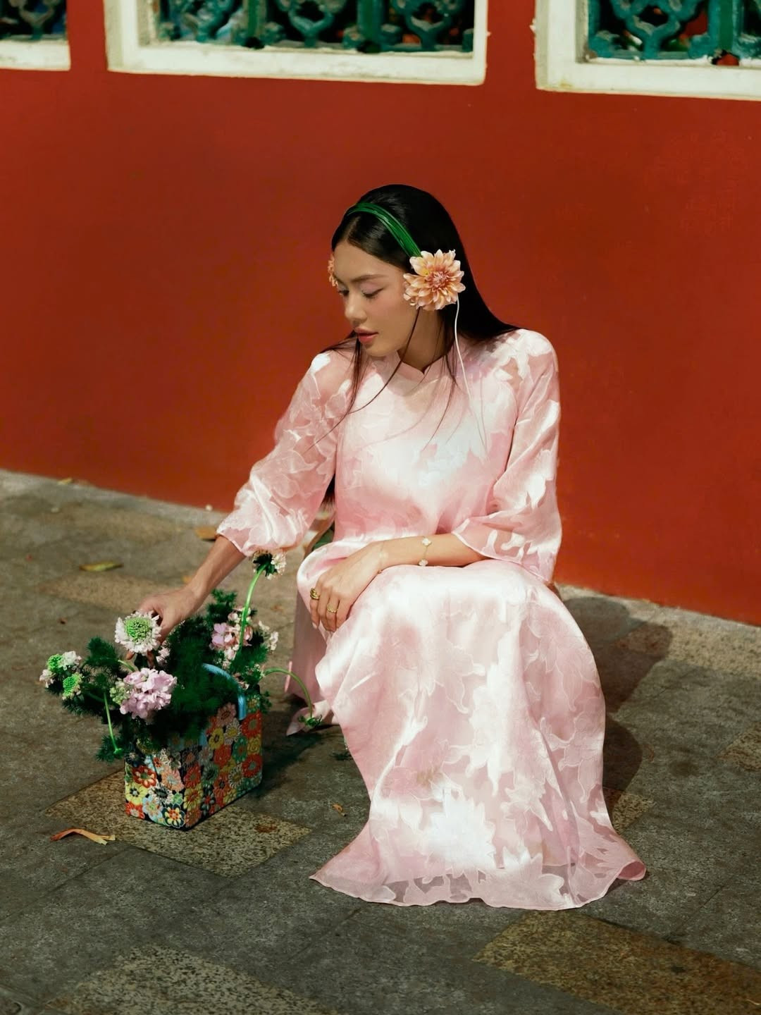 Hình ảnh này đúng chất một cô gái trẻ yêu nét truyền thống nhưng không bao giờ bó buộc bản thân trong những quy tắc cũ kỹ. (Ảnh: IGNV)