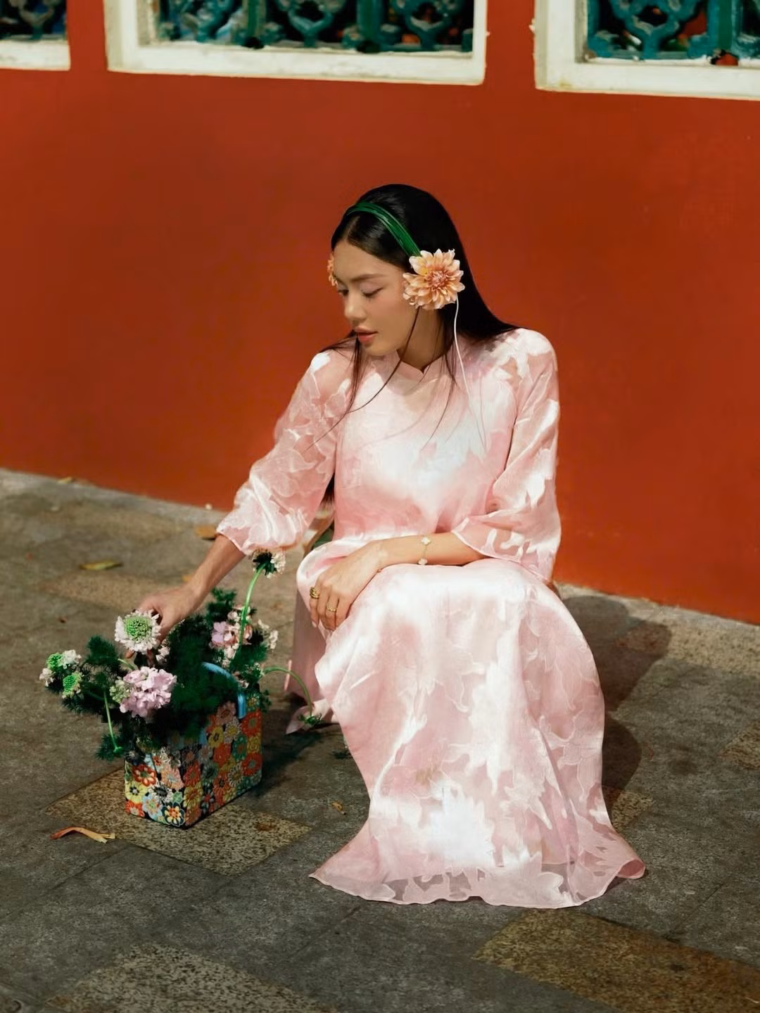 Hình ảnh này đúng chất một cô gái trẻ yêu nét truyền thống nhưng không bao giờ bó buộc bản thân trong những quy tắc cũ kỹ. (Ảnh: IGNV)