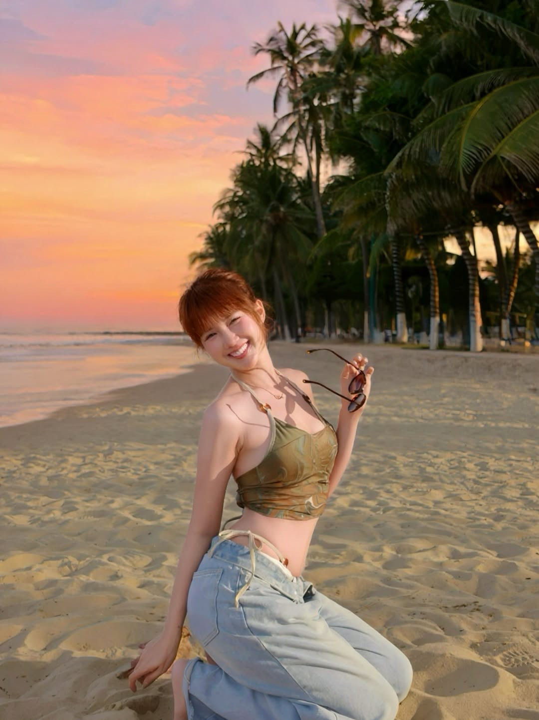 Đặc biệt, cách cô phối áo yếm với quần jeans ống rộng cạp trễ, để lộ phần dây nội y bên trong, đã tạo nên một tổng thể "nửa kín nửa hở" đầy táo bạo và phá cách, đúng chuẩn xu hướng Y2K đang thịnh hành.