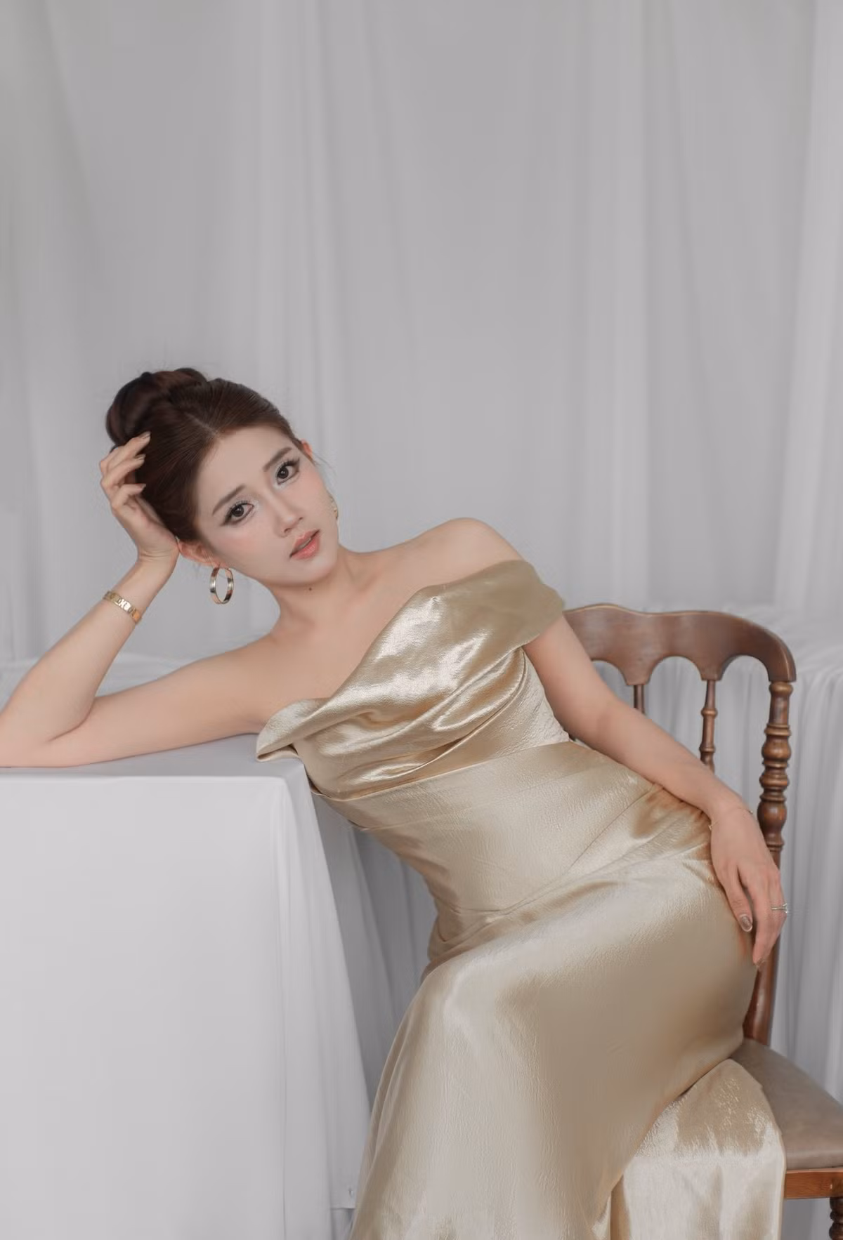 Với gương mặt khả ái, nụ cười tỏa nắng và đôi mắt biết nói, cô nhanh chóng chiếm được cảm tình của giới trẻ.