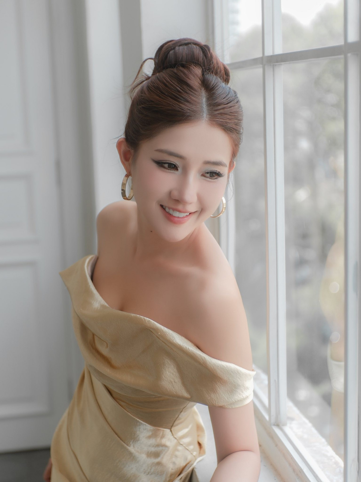 Kiều Trinh Xíu, tên thật là Nguyễn Kiều Trinh, được biết đến từ khá sớm trong cộng đồng mạng với biệt danh "hot girl trà sữa", "hot girl vườn đào" nhờ một tấm hình diện áo dài chụp ảnh với cành đào thơ mộng.