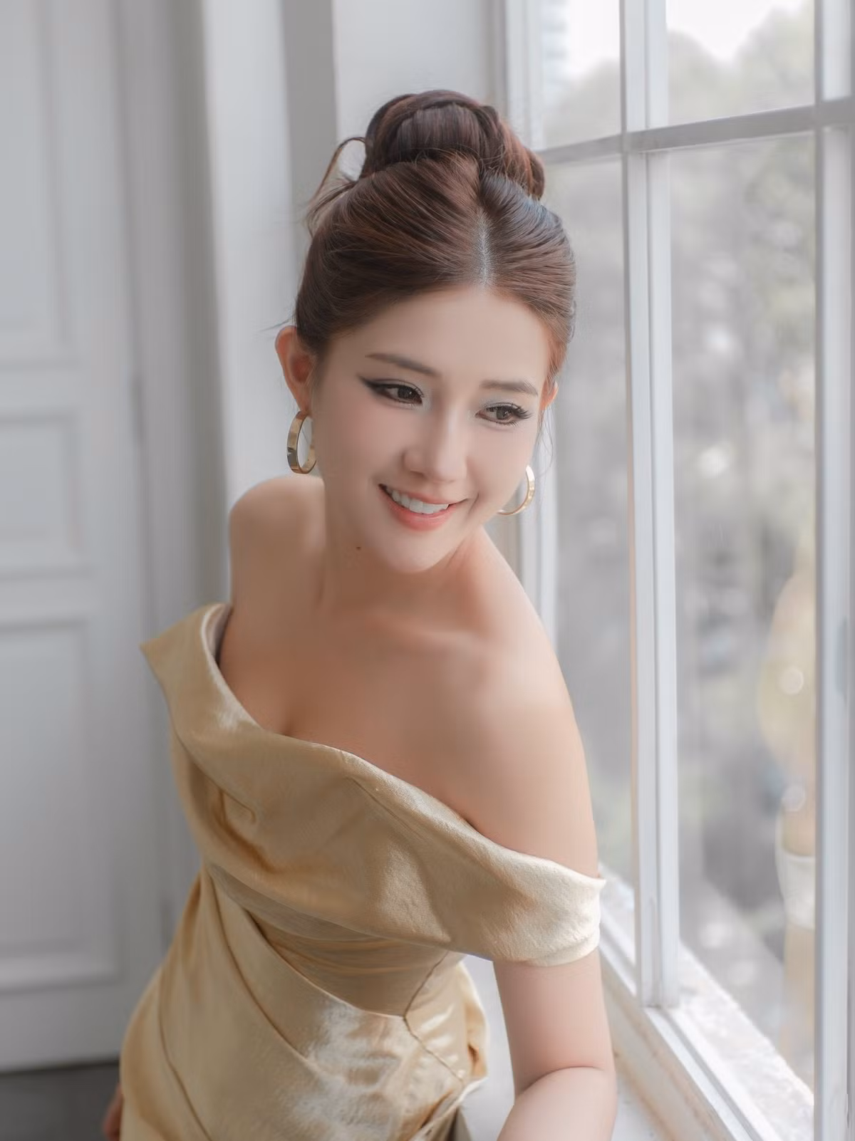 Kiều Trinh Xíu, tên thật là Nguyễn Kiều Trinh, được biết đến từ khá sớm trong cộng đồng mạng với biệt danh "hot girl trà sữa", "hot girl vườn đào" nhờ một tấm hình diện áo dài chụp ảnh với cành đào thơ mộng.