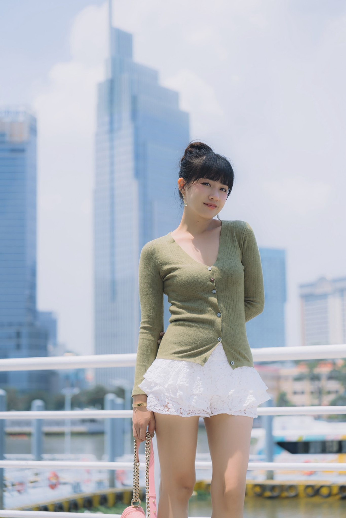 Loạt ảnh này nhanh chóng nhận được "cơn mưa" lời khen từ cộng đồng mạng. Nhiều người bày tỏ sự ngưỡng mộ với vóc dáng chuẩn chỉnh, phong cách thời trang ấn tượng và thần thái "không góc chết" của Kiều Trinh Xíu.