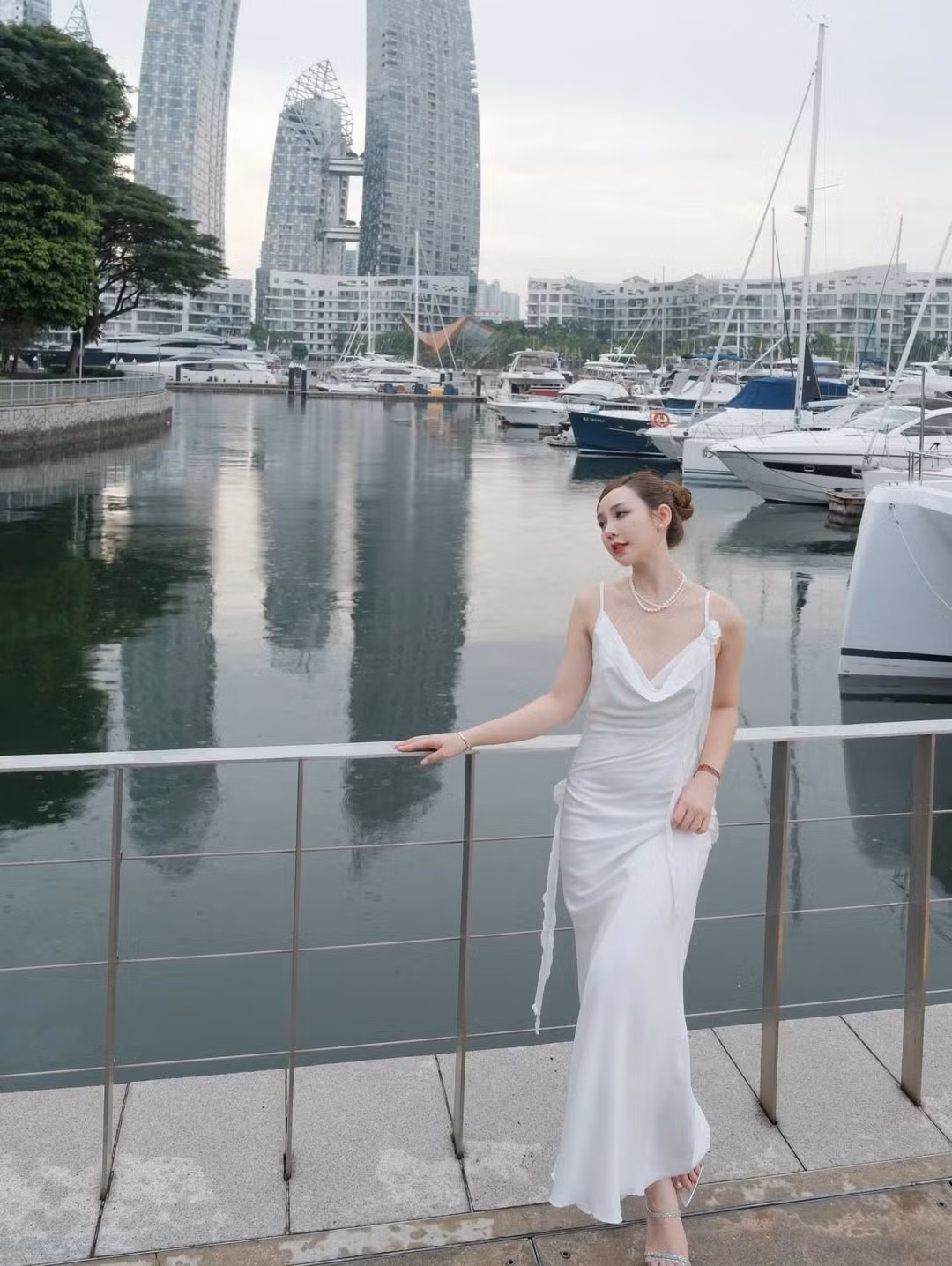 Nhiều người nói vui rằng nữ diễn viên như "kiều nữ" trên bến cảng với vẻ đẹp vừa sang chảnh, vừa cuốn hút. (Ảnh: IGNV)