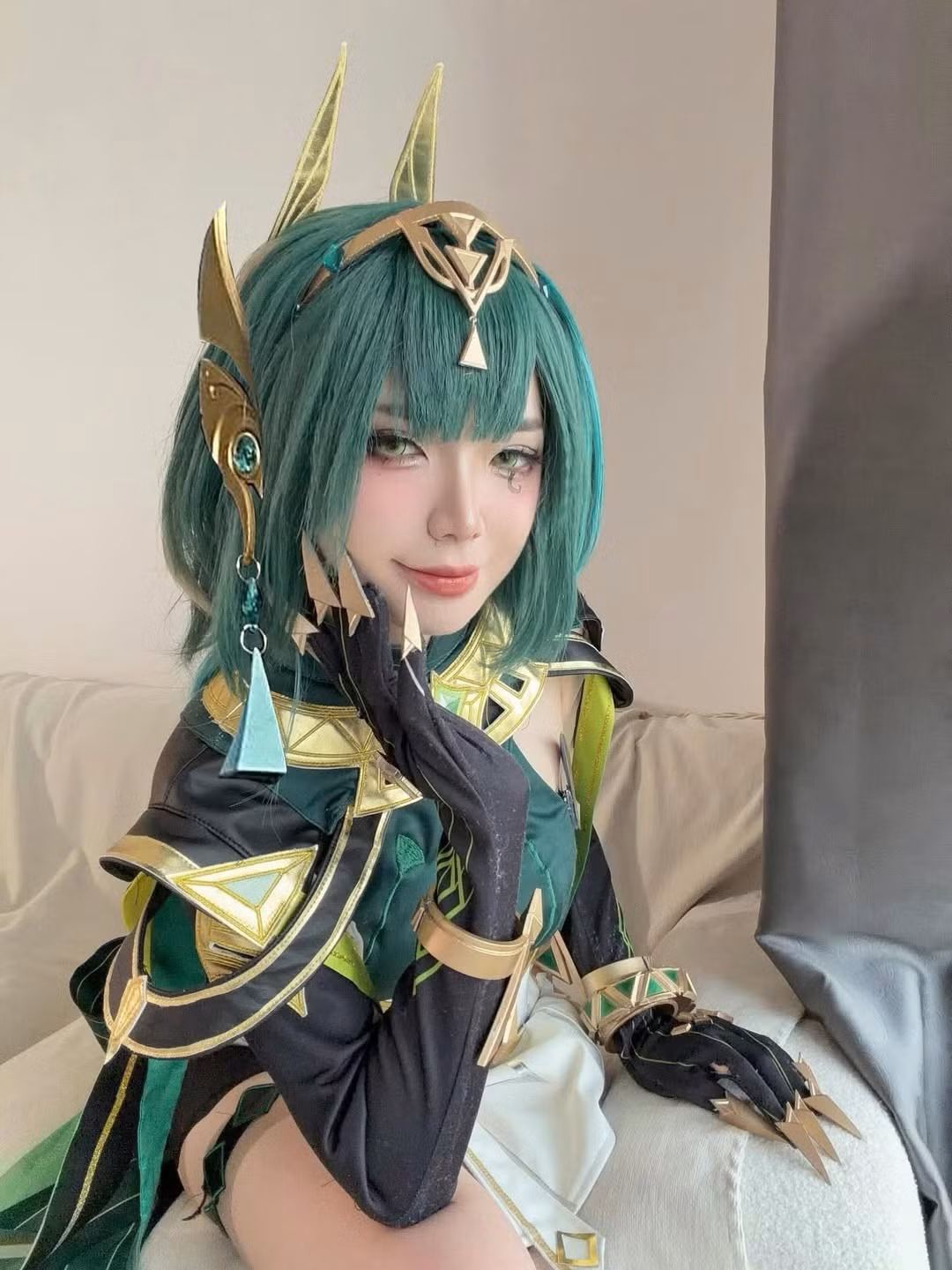 Nhiều người hâm mộ bày tỏ sự yêu thích đặc biệt với giao diện này, cho rằng mái tóc đen đã tạo ra sự tương phản mạnh mẽ, không chỉ làm nổi bật làn da trắng sứ mà còn làm bật lên đường nét gương mặt thanh tú, đôi mắt to tròn và đôi môi đỏ rực của Du Phong Linh. (Ảnh: IGNV)