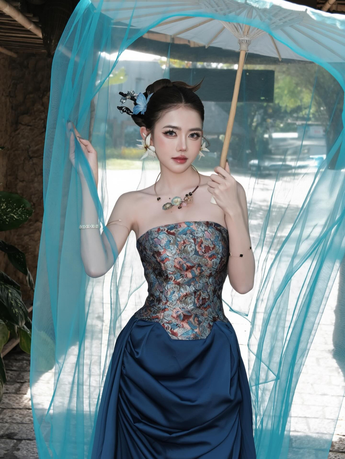 Trong bộ ảnh mới nhất, Chi Chi Linh xuất hiện với tạo hình cổ phong đầy tinh tế. Thiết kế váy với phần cúp ngực cùng chân váy được tạo nhún nhẹ nhàng, đầy nghệ thuật. (Ảnh: IGNV)