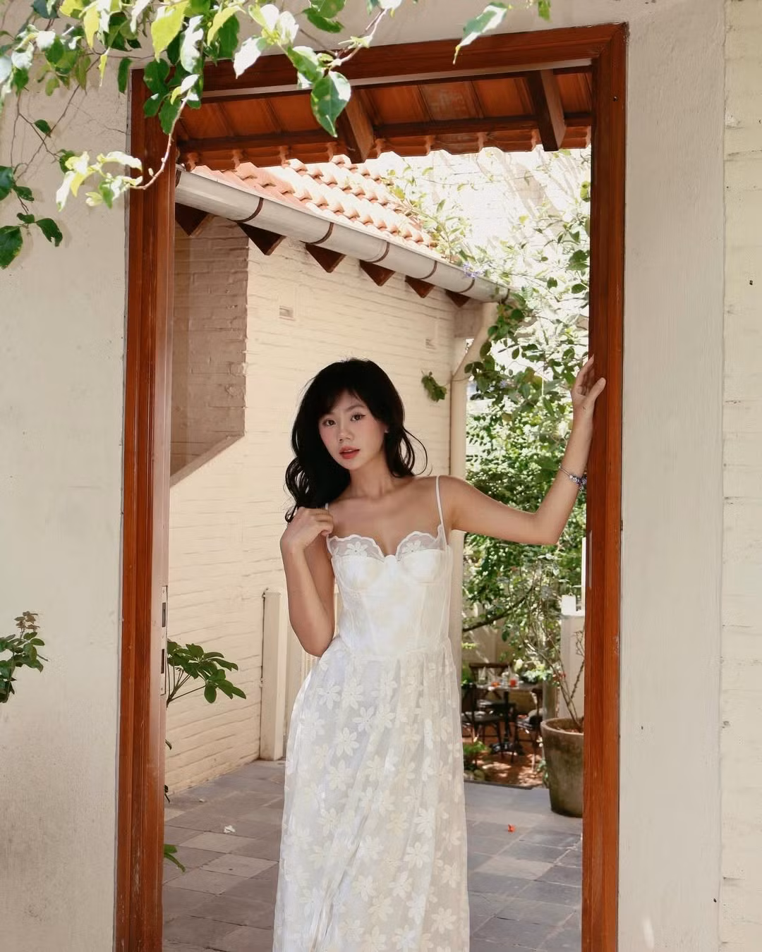 Cô bắt đầu được chú ý khi chia sẻ những video quảng bá cửa hàng sữa chua của mẹ mình, với phong cách nhảy múa vui nhộn và cách nói chuyện hài hước. Những video này nhanh chóng lan truyền, tạo nên các trào lưu trên mạng xã hội .