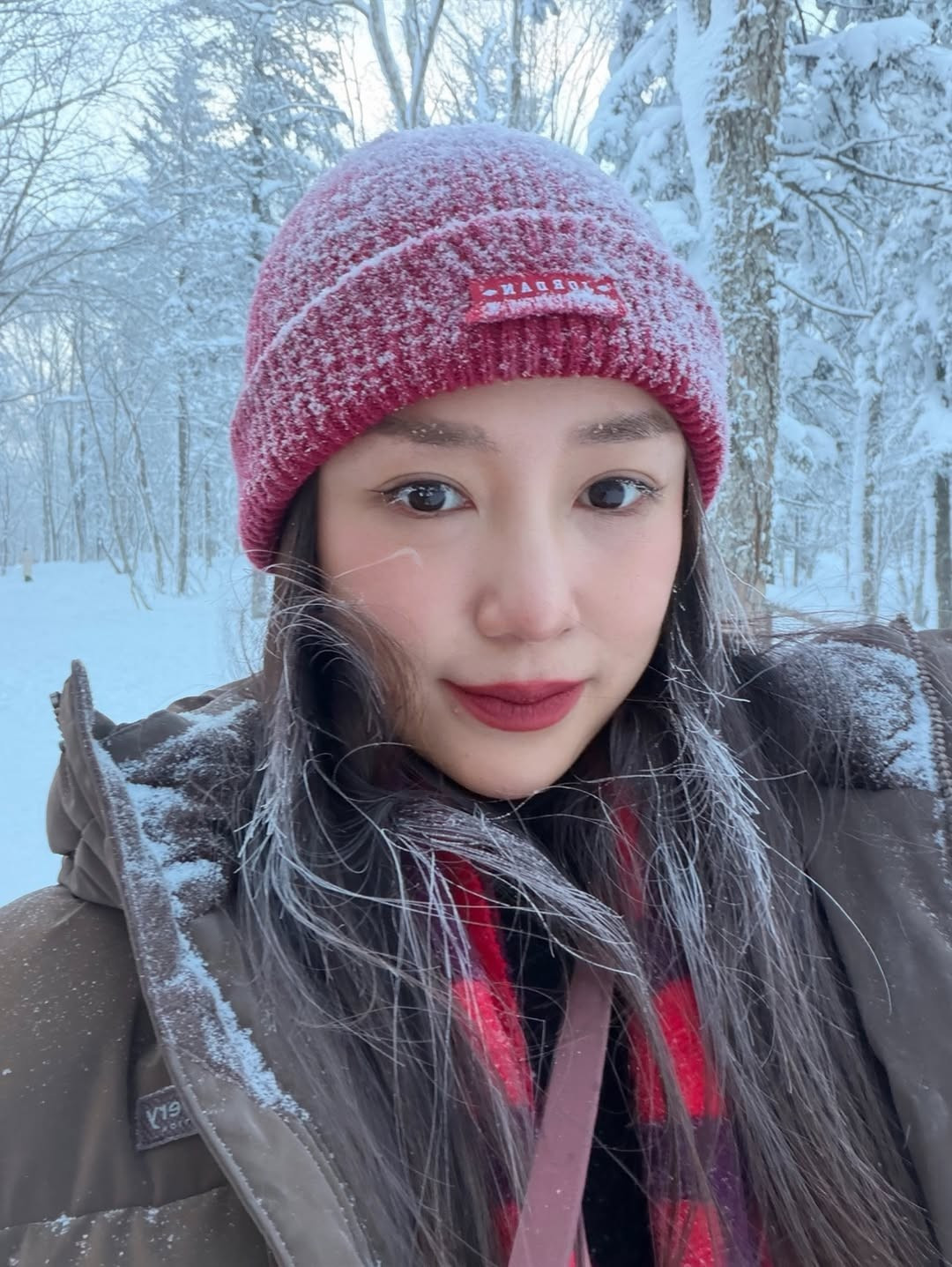 Nhiệt độ lạnh sâu tại Cáp Nhĩ Tân trong tháng 1 khiến Salim phải trùm kín từ đầu tới chân song vẫn có lúc mũi đỏ ửng, lông mi đóng băng vì giá lạnh. (Ảnh: IGNV)