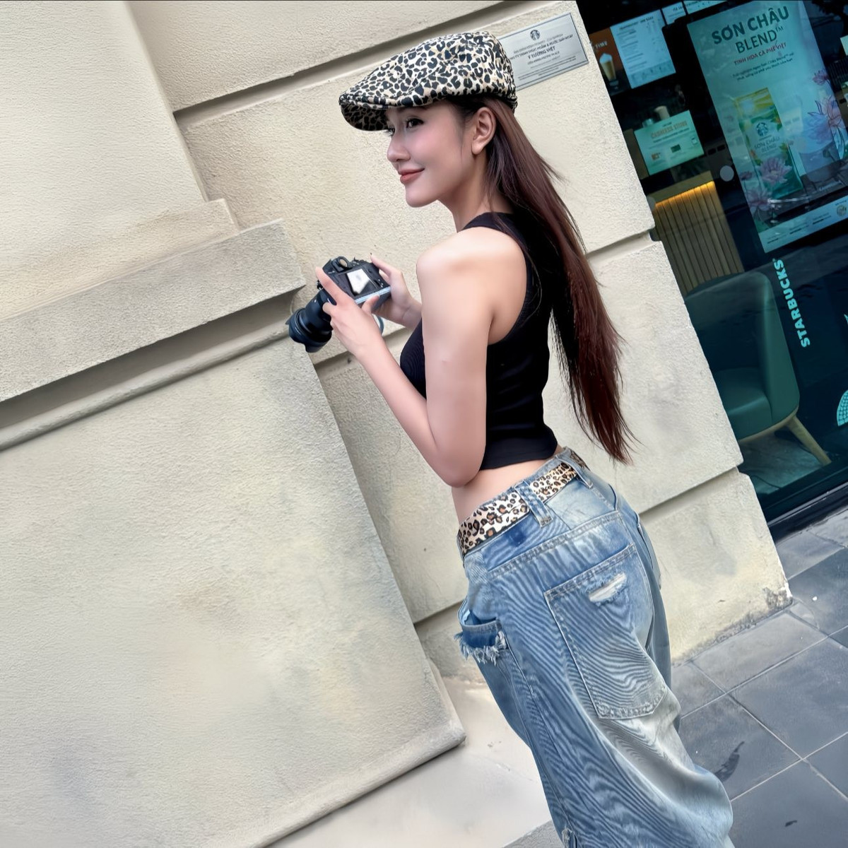 Sau Nóng cùng World Cup 2022, Thùy Linh quay trở lại tập trung cho công việc DJ. Trước khi bén duyên với truyền hình, Thùy Linh đã là một cái tên có tiếng trong giới Nightlife tại Hà Nội với nghệ danh Emma. (Ảnh: FBNV)