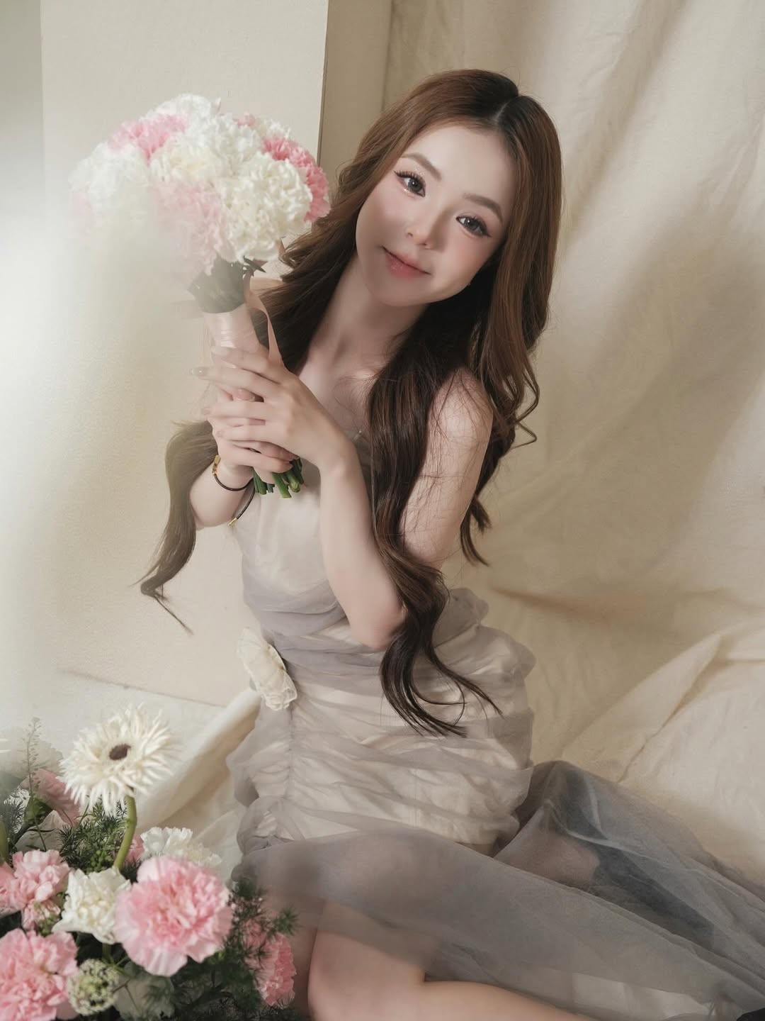 Trong loạt ảnh mới, Gia Linh chọn phong cách nàng thơ trong trẻo nhưng không kém phần sang chảnh. Với mái tóc nâu trà sữa tôn da và lối trang điểm nhấn vào đôi mắt to tròn, cô nàng được ví như một nàng tiểu thư bước ra từ truyện cổ tích.(Ảnh: IGNV)