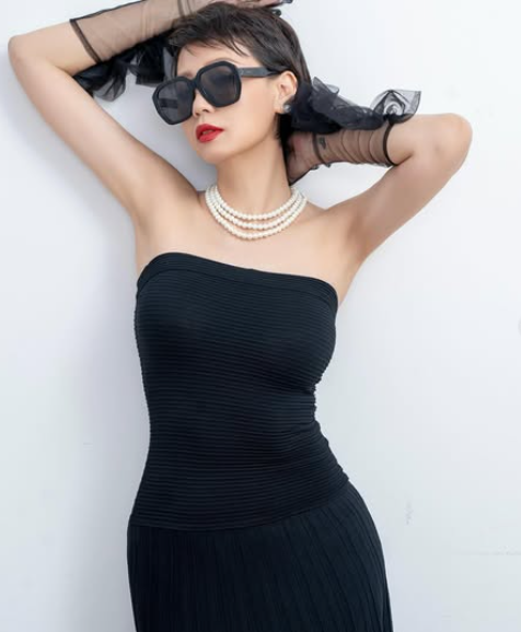 Không gò bó trong những trang phục truyền thống hay kín đáo thường thấy ở tuổi trung niên, mẹ vợ Đoàn Văn Hậu luôn biết cách làm mới mình với những set đồ sành điệu. (Ảnh IGNV)