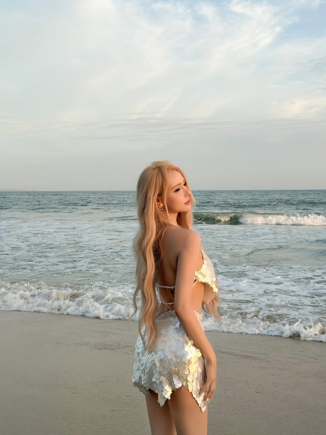 Điểm nhấn là chiếc khuyên rốn và phong cách trang điểm tông hồng cam nhẹ nhàng, giúp diện mạo của Jenny Yến trở nên thanh thoát, thoát tục. (Ảnh: IGNV)