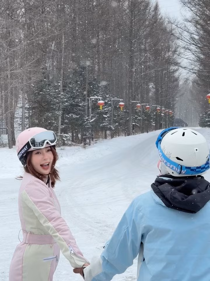 Chiếc mũ bảo hiểm và kính phi công cùng tông màu giúp hoàn thiện vẻ ngoài vừa chuyên nghiệp vừa "fashion". (Ảnh: IGNV)