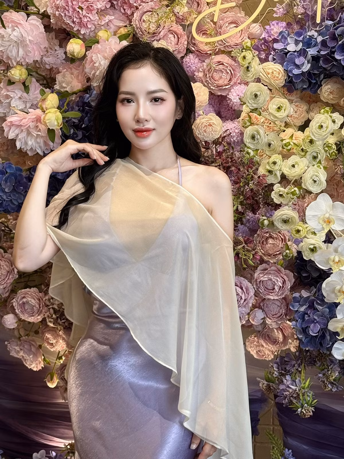 Điểm nhấn là chiếc áo choàng mỏng nhẹ, giúp cô nàng thêm phần quý phái, thanh lịch. Chi tiết này không chỉ tạo nên sự độc đáo cho trang phục mà còn khéo léo khoe bờ vai mảnh mai. (Ảnh: FBNV)