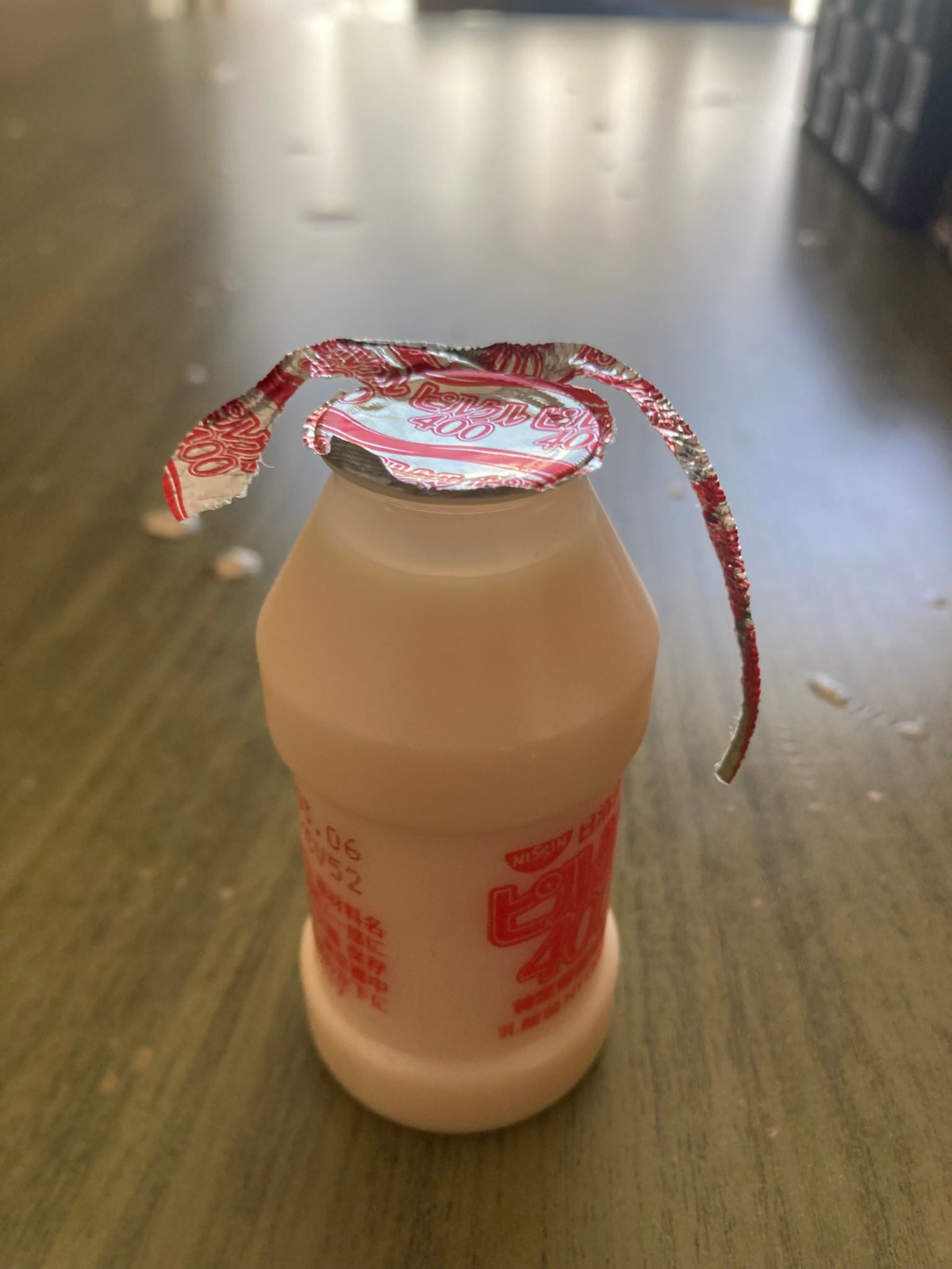 Chỉ cần mở một nắp sữa chua thôi mà sao khổ vậy? Kéo nhẹ thì rách, kéo mạnh thì nắp tuột. Kết quả là chai sữa chua vẫn nguyên vẹn như chưa từng được chạm đến...