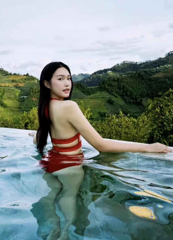 Trước đó vài ngày, người đẹp sinh năm 2001 đã từng hé lộ loạt ảnh tương tự trên trang cá nhân, nhưng lúc ấy cô chọn những góc chụp từ phía sau hoặc từ xa, hạn chế lộ rõ đường nét cơ thể.