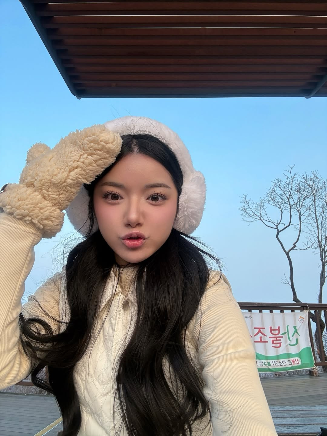 Không chỉ dừng lại ở khu vực khóa tình yêu, Quỳnh Trương còn dạo bước trên những cung đường dốc đặc trưng của Seoul, nơi có những hàng cây khô và bức tường đá cổ kính bao quanh. (Ảnh: IGNV)