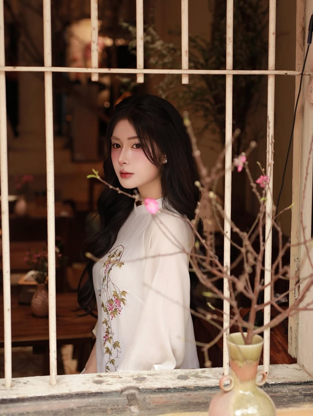 Để phù hợp với bộ trang phục tinh khôi, lối trang điểm của Quỳnh Alee được thực hiện theo tông hồng đào ngọt ngào và trong trẻo. Lớp nền được đánh mỏng nhẹ, căng bóng tự nhiên giúp làm nổi bật làn da trắng không tì vết. (Ảnh: IGNV)