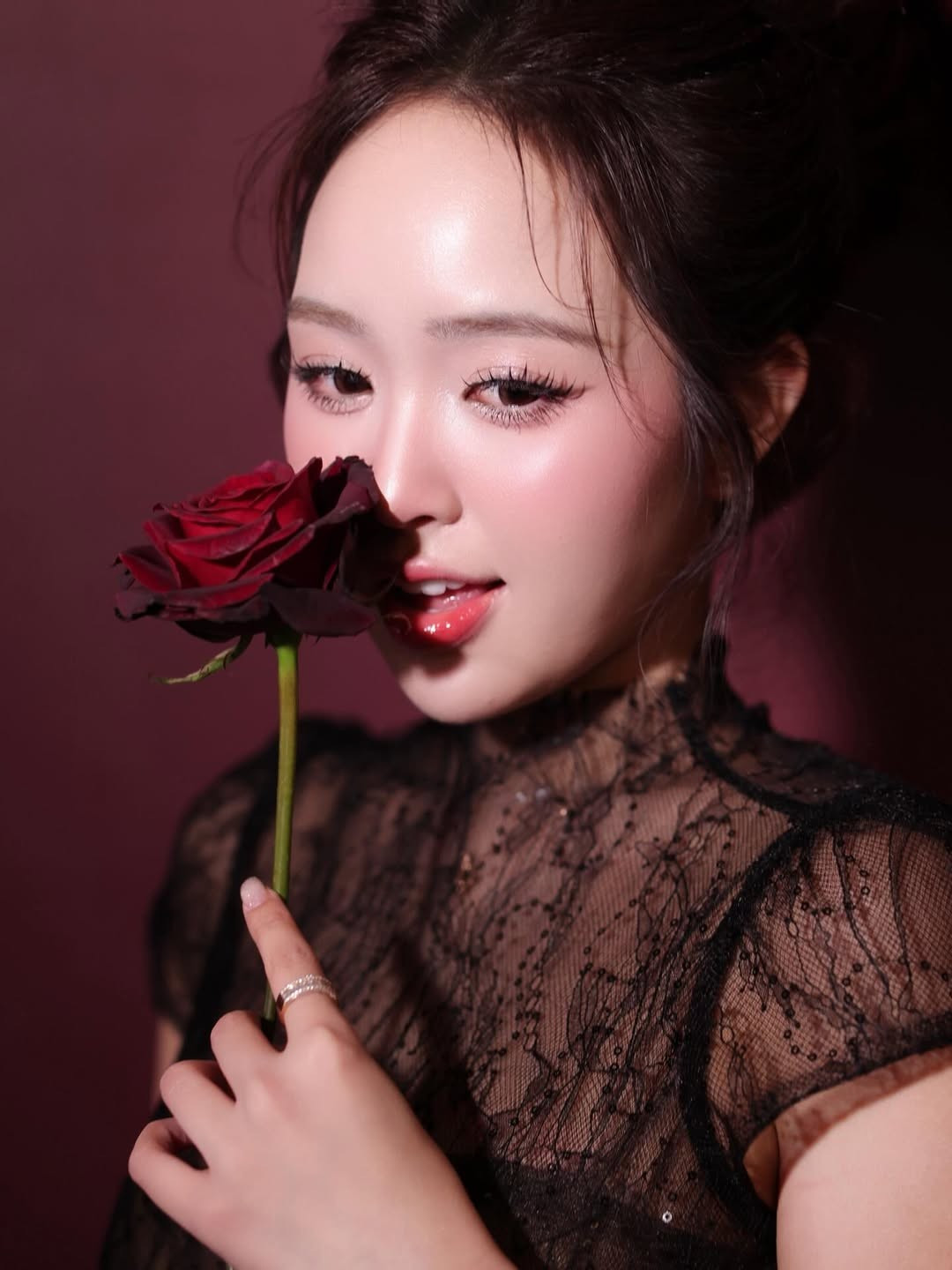 Xuất hiện tại buổi tiệc, Lê Phương Anh lựa chọn một chiếc đầm ren đen cổ cao đầy sang trọng. (Ảnh: IGNV)